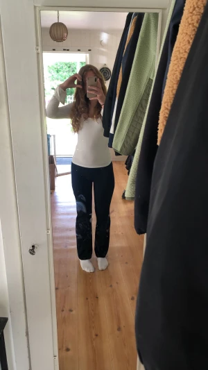 Träning byxor - Bootcut träningsbyxor, perfekt att ha på idrotten om man inte vill ha på sig för tajta byxor. Dom används inte för att dom är för korta på mig, kol privat för mått💞