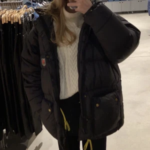 fjällräven jacka  - Säljer nu min fjällräven jacka i storlek xxs i färgen svart, säljer den pga att jag tycker den är lite för stor! 💖 priset kan diskuteras 😙