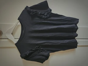 Superfin t shirt från Zara - Superfin t shirt från Zara Volanger runt axeln Strl L  Jag har flera auktioner och samfraktar gärna.  Finns även att hämta upp i Sundbyberg 