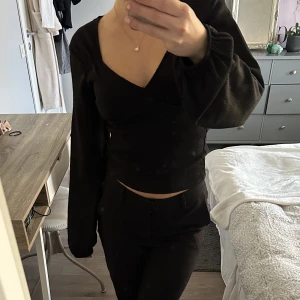 Blus med öppen rygg - Säljer denna blus från Gina då jag aldrig använt den. Inga defekter💕
