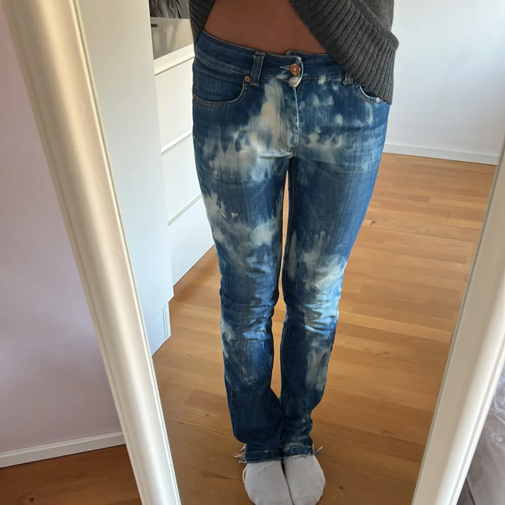 Acne jeans. Står ingen storlek men skulle säga S. Färgen görs bäst på första bilden. Bra skick!. Jeans & Byxor.