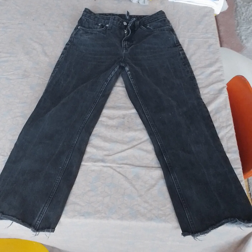 Svarta jeans i bra skick men klippta längst ner för att de var för långa, inga hål och rena.. Jeans & Byxor.