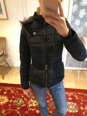 Vinterjacka  - Jättesnygg vinterjacka med spänne. Som ny. Passar xs/s