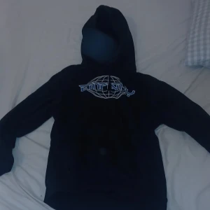 Hoodie - Den här hoodien är i bra skick förutom trådarna som går från luvan. Säljer den för den är lite för liten. Osäker på vad märket heter.  Mötas upp