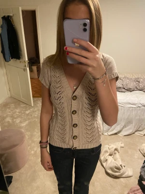 Stickat kortärmad - Stickad kortärmad, kan användas till mycket, även till kofta osv❤️‍🔥