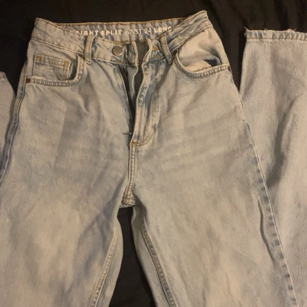 Hej jag säljer mina jenas från bikbok eftersom jag växt ur dom, dom är högmidjade☺️Fint skick. Jeans & Byxor.