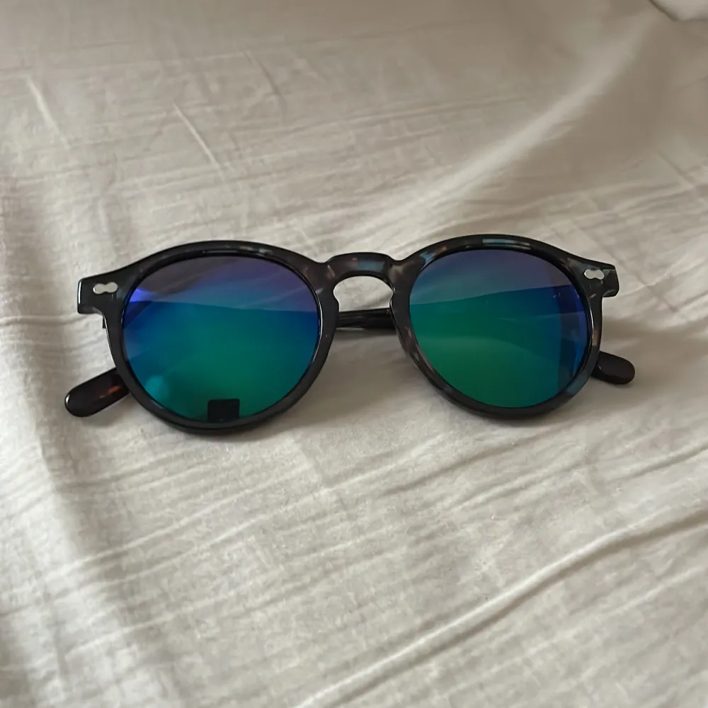 Fina solglasögon med små rispor men som inte märks av! På grund av detta säljer jag för det billiga priset 110kr!😎☀️😊. Accessoarer.