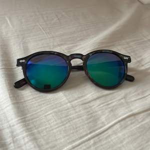 Fina solglasögon med små rispor men som inte märks av! På grund av detta säljer jag för det billiga priset 110kr!😎☀️😊