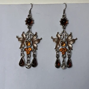 Örhängen  - Snygga örhängen! Säljer pga att jag tyvär inte använder dem.