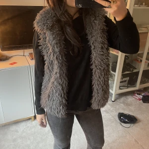 Väst - Grå fluffig väst❤️Jättemjuk! Skriv för fler bilder!!🥰 Möter upp i Stockholm och fraktar!