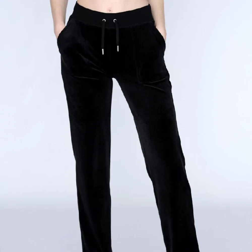 Svarta juicy couture byxor i storlek M, inga defekter och inte sönder nånstans MEN saknar snören!!!. Jeans & Byxor.