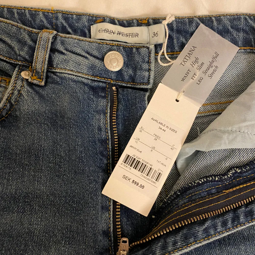 Helt nya högmidjade Carin Wester jeans med straight leg och lappen kvar, nypris 599 🩷innerbenslängd 80 cm . Jeans & Byxor.