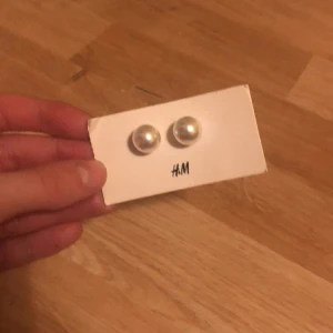 Runda örhängen - Fina runda vita örhängen. Dom är från hm. Originalpris 79,90 kr. 