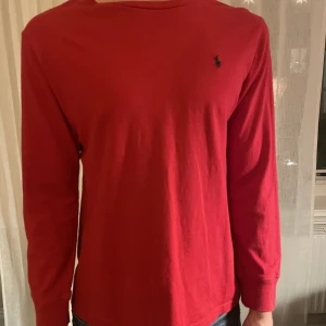 Ralph Lauren T-Shirt - Långärmad T-Shirt från Ralph Lauren i fint skick. Modellen på bilden är 180 cm lång och väger 70 kg