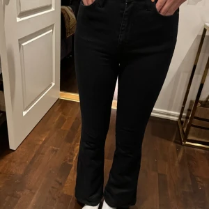 Svarta bootcut   - Svarta bootcut från bikbok. Använda fåtal gånger. Fin passform. 