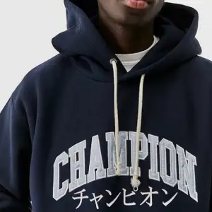 Supersnygg champion hoodie passar både tjej och kille.  Deras Champion UO Exclusive Navy Japanese Varsity hoodie.  Väldigt lite använd!  Skriv för egna bilder så kan jag fixa 🙌🏻