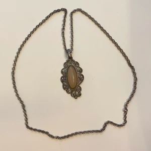 Halsband silverberlock  - Vintage halsband med berlock i silver och vacker agatsten  Kedjan är inte silver 