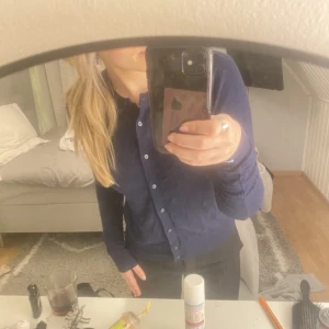 Kofta - Säljer min stickad skifta i marinblå💕