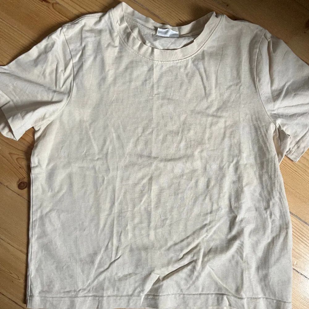 Säljer denna fina beiga T-shirt ifrån Gina då den inte längre används. Är i storlek M men passar även storlek S och även L. Säljer för 40kr+ frakt. T-shirts.
