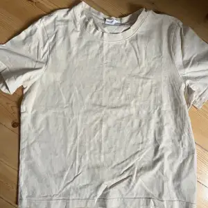 Säljer denna fina beiga T-shirt ifrån Gina då den inte längre används. Är i storlek M men passar även storlek S och även L. Säljer för 40kr+ frakt
