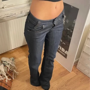Lowwaist bootcut Lee jeans - Jätte snygga lee jeans som har samma passform som ltb jeansen!  Midjemåttet är 39cm och innerbenslängden är 83,5cm