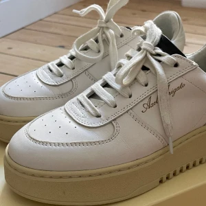 Axel Arigato Orbit sneakers - Säljer mina Orbit sneakers från Axel Arigato då jag inte får någon användning för dem. De är i strl 37 och använda enbart ett par ggr. 
