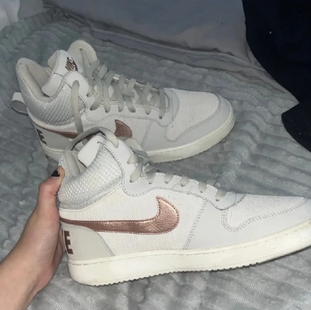 never been worn, tried them on and didn’t fit me  perfect condition . Skor.