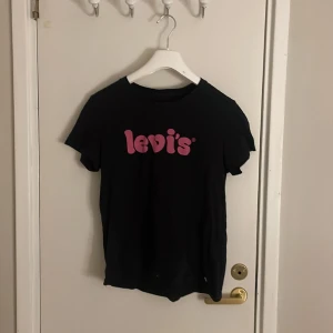 Levis tröja - En svart levis tröja som inte kommer till användning längre💕