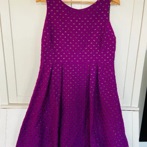 Lila Festklänning, Kortklänning, Cocktail klänning  - Mycket fint skick! 