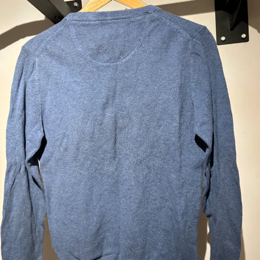 Blå gant tröja gjord i bomull, bra kvalitet och är i storleken small. Tröjor & Koftor.