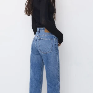 Straight jeans - Helt oanvända raka jeans från pull and bear. Fortfarande i sin förpackning. Mellanhög midja!