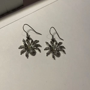 Örhängen med spindlar - Örhängen med spindlar   Silverpläterade.