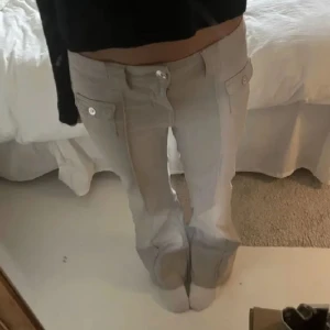 Bootcut lowwaist  - Lånade bilder, Säljer dessa skitsnygga Cargopants från hm som är helt slutsålda, knappt använda 🥰