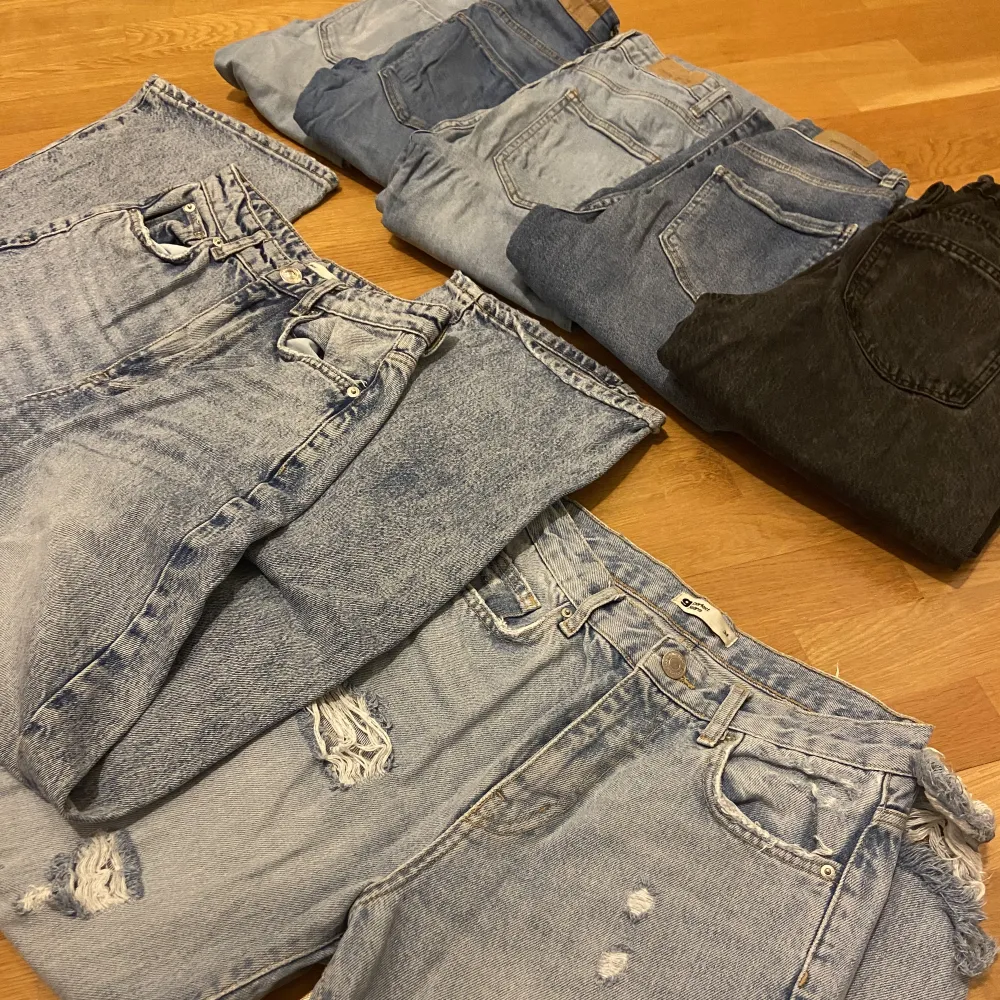 -Ljusblå och mörkblå Molly skinny jeans XS - 50kr/st (nypris 300kr)  -Flare jeans 32 - 500kr (nypris 700kr)  -Svarta, blåa mom jeans 34 - 200kr (nya ca 500kr)  -Ljusblåa bootcut XS - 300kr (nypris 500kr)  -Ljusblå straight jeans, slitdetaljer 32 - 250kr. Jeans & Byxor.