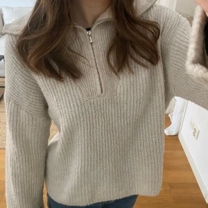Zip up pullandbear - Mysig tröja från pullandbear🫶🏼 rensar garderoben då jag ska flytta utomlands 🥰