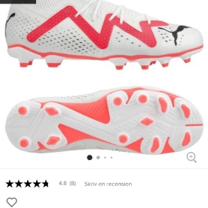 Fotbollsskor  - Helt oanvända PUMA Future Match FG/AG Breakthrough - Vit/Svart/Fire Orchid Barn i storlek EU35. Ligger fortfarande i skolådan. Beställde till min lillebror men det va fel storlek. Nypris är 850kr pris kan eventuellt diskuteras. 