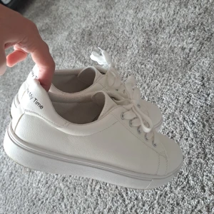 Shein sommar skor, använda en gång - Fina sommar skor, säljer för att storleken är inte true to size. De som passar storlek 38-39 kommer denna skon passa för.