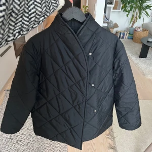 Quiltad jacka - Quiltad jacka från Arket strl XS. Något stor i storleken. Fint men använt skick