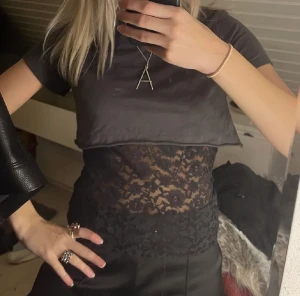 Snyggt spetslinne - Trendigt spetslinne!! Supersnyggt att ha under avklippt tshirt som på första bilden! Köpt här på plick men passade ej därav säljer jag❤️ Lånade bilder från förra säljaren. Tryck gärna på köp nu!