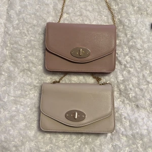 Väskor - Den mörka väskan är lite mer mauve i verkligheten 💕Båda har lång guldkedja. Säljer ihop för 30kr eller 20kr/st 