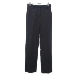 Svarta Kostymbyxpr Nakd - Ett par vida, mellan-högmidjade kostymbyxor. Väl bevarat pressveck och fint tyg. De blir inte statiska över huvud taget. Lite sömmar som blivit konstiga längst ner, men syns inte. Säljer dem eftersom jag föredrar lågmidjade byxor.