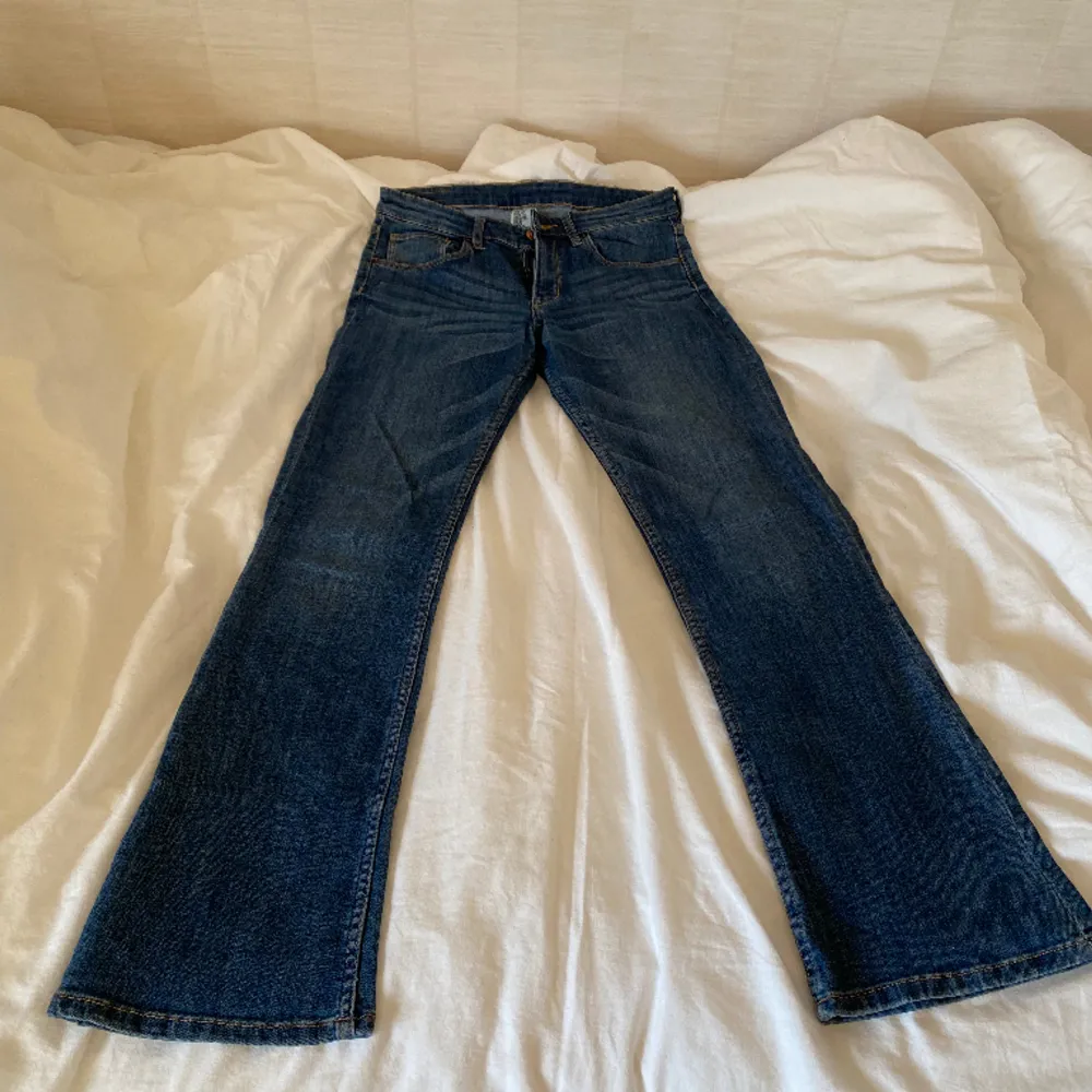 Supersnygga bootcut jeans med stretch, står storlek 164 men passar bra på mig som har 34/36 i byxor 🩷 Färgen irl är typ mittemellan bild 1/2 och bild 3 . Jeans & Byxor.
