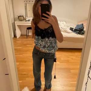 Topp - Jättefin topp med spets detaljer och cool paisley mönster💕💕 jsuterbar