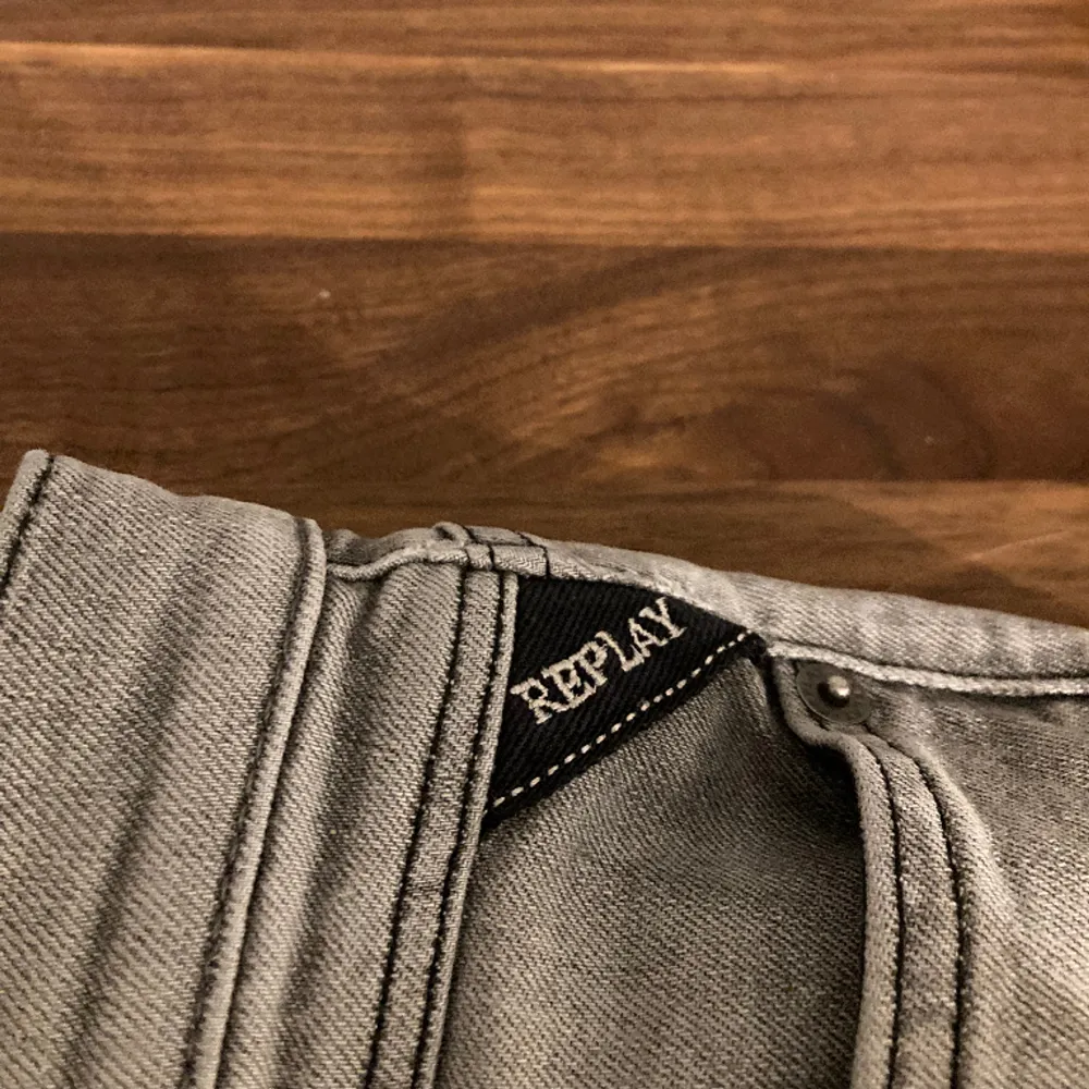 Hej,, säljer dessa jätte fina replay  jeans i grå färg och slim fit model!Tveka inte vid funderingar . Jeans & Byxor.