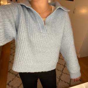 En supermysig och skön stickad tröja i babyblå från Gina tricot! Den är sparsamt använd💙 Storlek S!