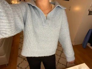 Stickad tröja - En supermysig och skön stickad tröja i babyblå från Gina tricot! Den är sparsamt använd💙 Storlek S!