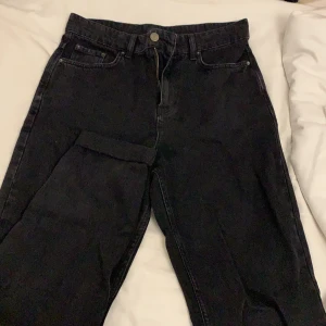 Nly jeans - Nelly jeans i mycket gott skick. Formar midjan oxh är otroligt fina på. 
