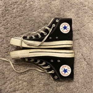 Converse - Säljer mina converse då de tyvärr inte passar mig längre. Använda som man ser på bilderna men ändå i bra skick enligt mig. Kan bara mötas upp i Malmö, alltså inte frakta! 🩷🩷