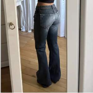 as coola jeans med superfina detaljer och lite washed stil, älskar dom så mycket men måste sälja då de är lite för stora (är 34/36 vanligtvis) 🙏🏼🙏🏼 midja: 77 innerbenslängd: 86.  köptes nyligen på plick för 650, använd fåtal gånger och i bra skick