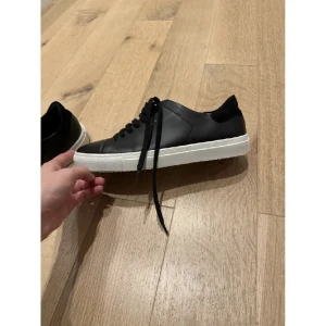 Axel arigato W  - Hej säljer ett par axel arigatos W äkta skinn som är i myxket bra skick bara använda 1 gång